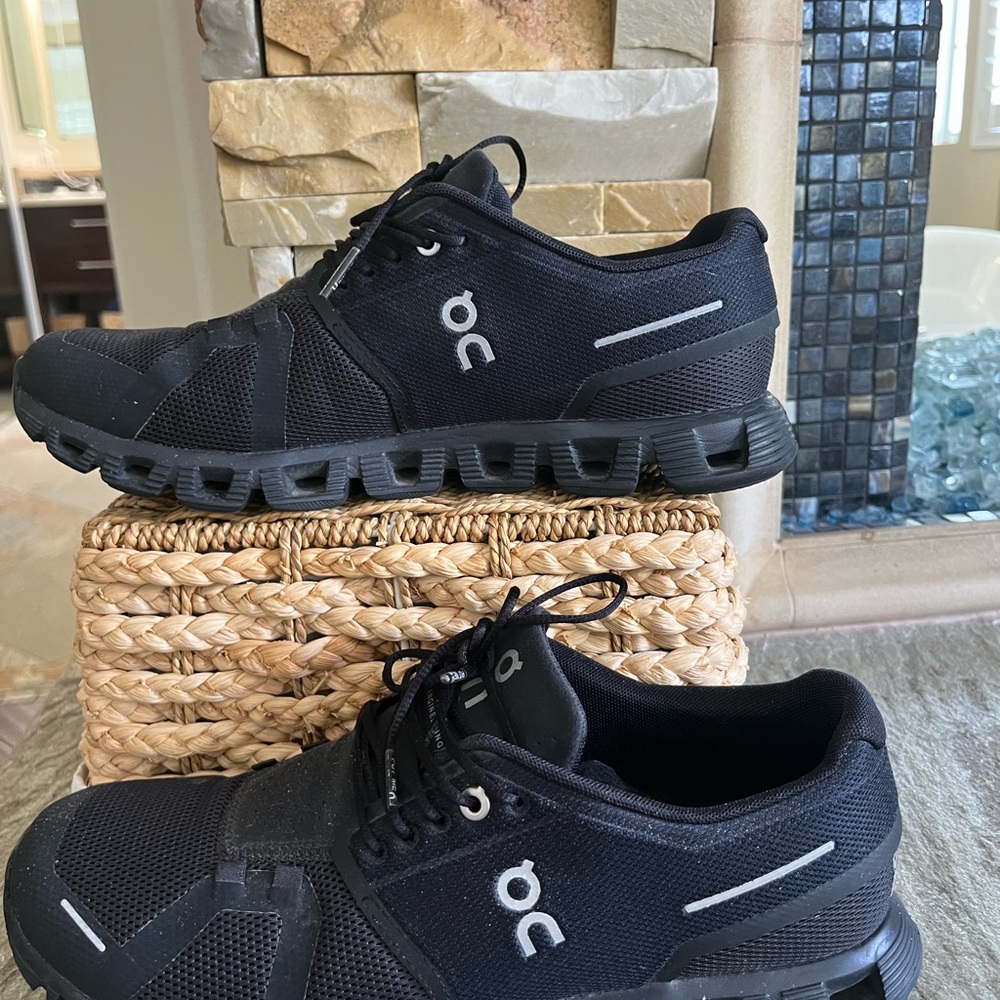 BRAND  On CLOUD Men's Running Shoes size 9.5 in excellent used condition.